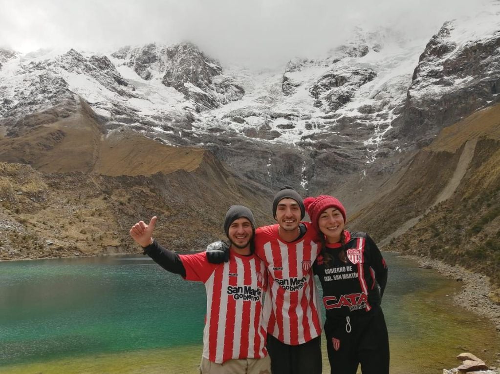 Emilio y sus amigos en Laguna Humantay, Cusco, Perú.