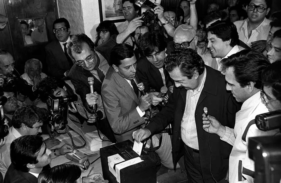 Raúl Alfonsín vota en las elecciones del 30 de octubre de 1983, la democracia retornaba al país. Foto: Archivo Télam/