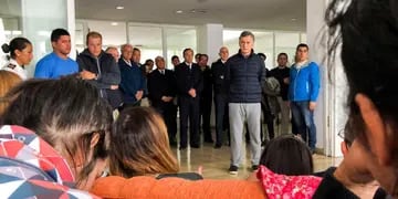 Mar del Plata. El lunes, el presidente Mauricio Macri se reunió con familiares de los tripulantes del ARA San Juan en la base naval. (AP)
