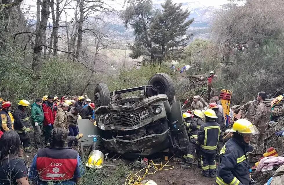 Al menos 4 fallecidos y 18 heridos luego de que desbarrancara un camión del Ejército en San Martín de Los Andes.
