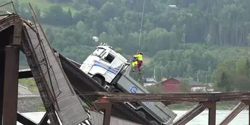 Video: dos conductores tuvieron que ser rescatados tras derrumbarse un puente en Noruega