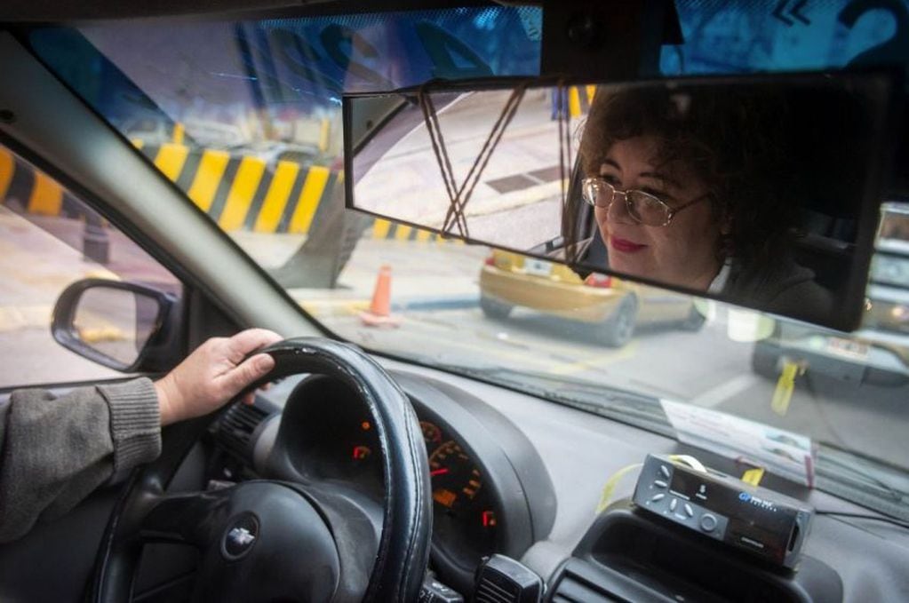 
Mujeres al volante. Un grupo de WhatsApp vincula choferes y pasajeras contra el acoso callejero. | Ignacio Blanco / Los Andes
   