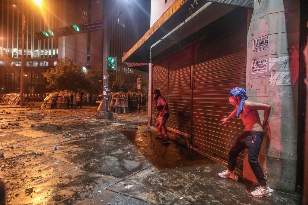 Nuevas protestas al sur de Lima terminaron con un muerto y varios heridos. AP