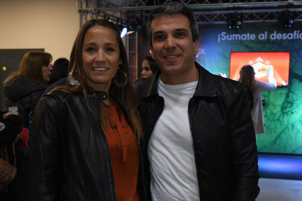 
Fernanda Sosa y Raúl Maio, en el sector de juegos al público que hay en el estadio.
