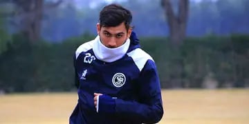 Pese al debut victorioso, para su estreno en casa, Gómez meterá mano al equipo: ingresa Mauricio Asenjo en lugar de Cristian Lucero.