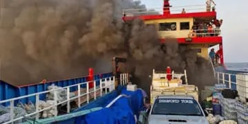 Video Pasajeros de un ferry se lanzaron al mar para escapar de un incendio