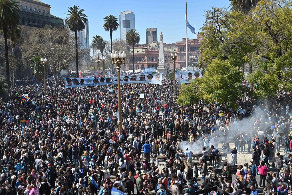 Organizaciones políticas y sociales marcharon a Plaza de Mayo tras el ataque a la Vicepresidenta. / Foto: Télam