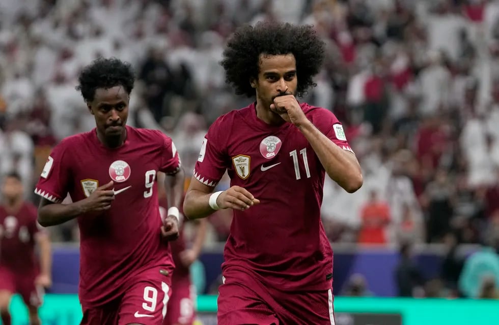 Akram Afif de Qatar celebró con un truco de magia tras convertir tres goles en la final de Asia. / Gentileza.