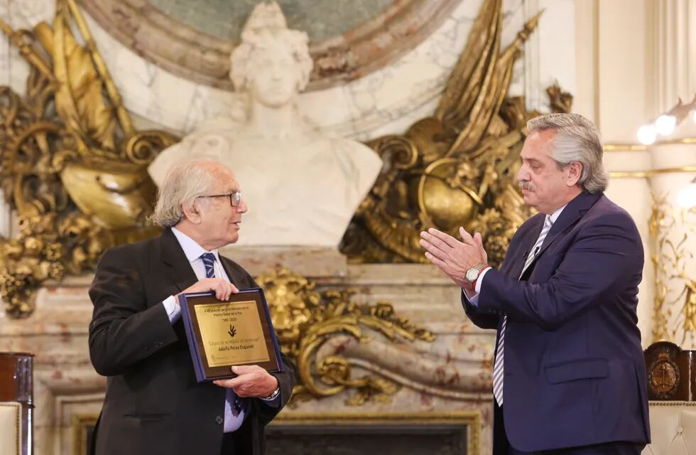 Agenda apretada. Después de participar del 56° Coloquio de IDEA, Fernández festejó el 40° aniversario del Premio Nobel de la Paz otorgado a Adolfo Pérez Esquivel.