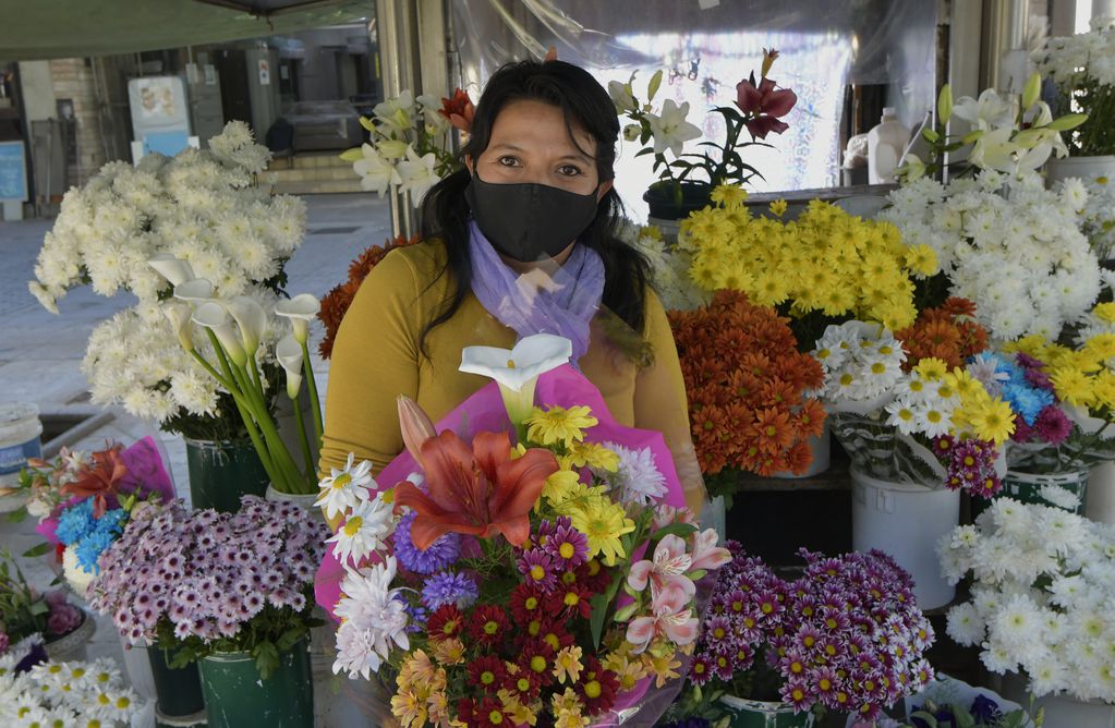 María Soto de tradición familiar florista, vende en el puesto de flores en la Alameda 