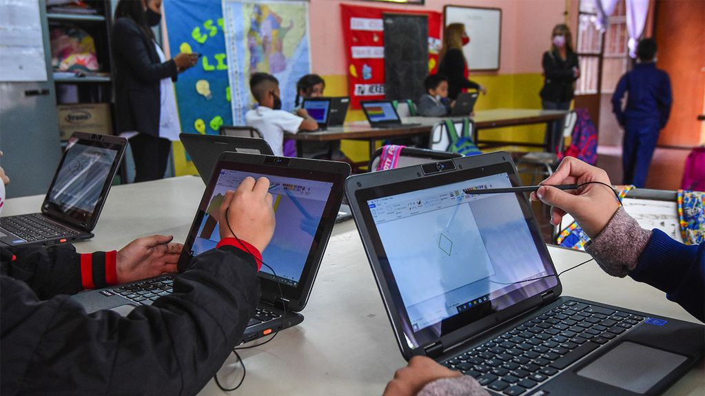En la escuela Renato Della Santa, alumnos de 4 grado trabajan en programas interactivos con computadoras. 
Foto: Mariana Villa / Los Andes