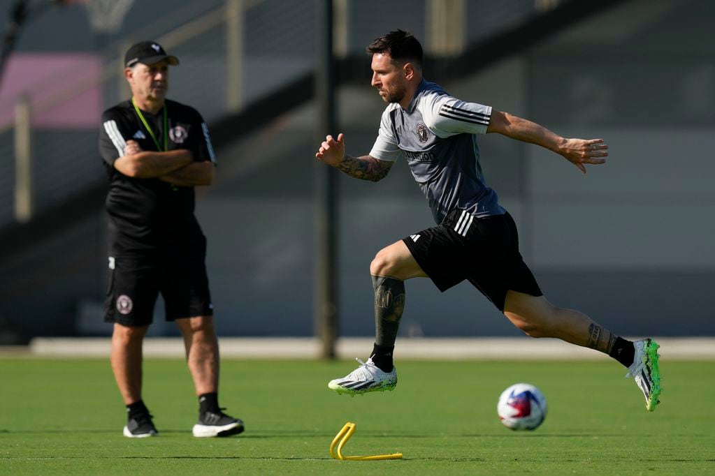 Lionel Messi participa en un entrenamiento del Inter Miami ante la mirada del técnico Gerardo Martino. (AP Foto/Rebecca Blackwell)
