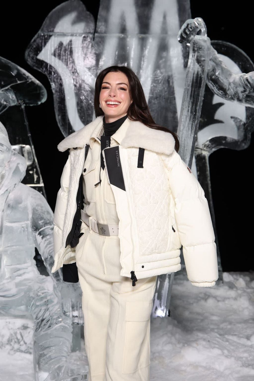 Anne Hathaway desfiló junto a Joaquín Furriel en un desfile en Suiza
