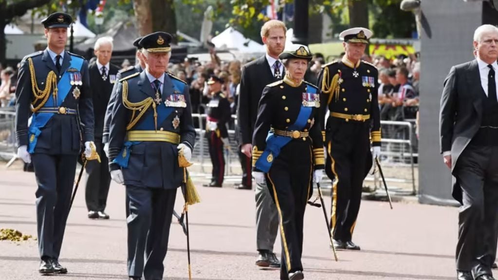El príncipe Harry rompió el silencio luego de que le prohibieran utilizar el uniforme militar en el funeral de Isabel. / Foto: Gentileza