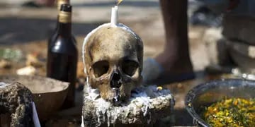 Un cráneo humano se asienta en un bloque de hormigón en el cementerio Nacional  durante un ritual vudú que rinde homenaje al Barón Samdi y la familia Gede de los espíritus  durante el día de las celebraciones muertas en Puerto Príncipe, Haití, Dom