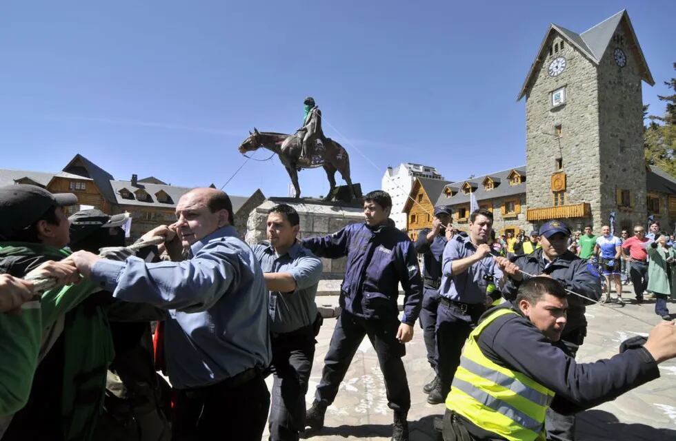 Bariloche: incidentes tras el intento de derribar la estatua de Roca
