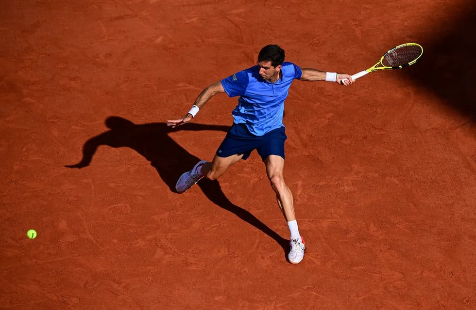 Argentina's Federico Delbonis returns the ball to Spain's Alejandro Davidovich Fokina during their men's singles fourth round tennis match on Day 8 of The Roland Garros 2021 French Open tennis tournament in Paris on June 6, 2021. (Photo by MARTIN BUREAU / AFP)