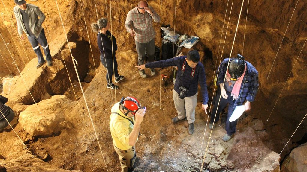 Los arqueólogos se muestran aquí trabajando en la cueva Tam Pa Ling en el noreste de Laos. (Kira Westaway)