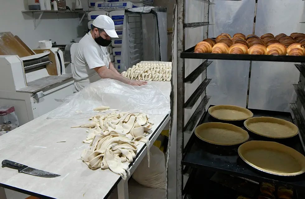 El rubro de los panaderos es uno de los que enfrenta serias dificultades para hacerse de los insumos básicos para elaborar. Foto Orlando Pelichotti/ Los Andes / Archivo.