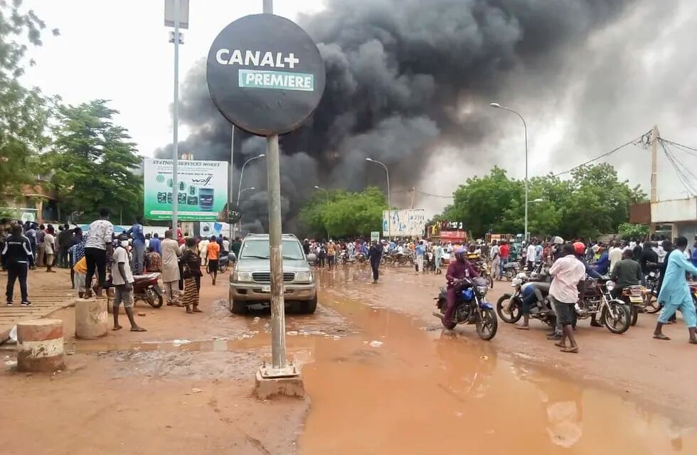 Varios heridos tras violentas protestas en la embajada francesa de Niamey tras el golpe de Estado. EFE.