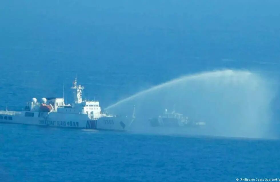 Imagen tomada por la Guardia Costera de Filipinas en el momento en que la Guardia costera de China ataca con cañones de agua a barcos filipinos en el mar del sur de China.