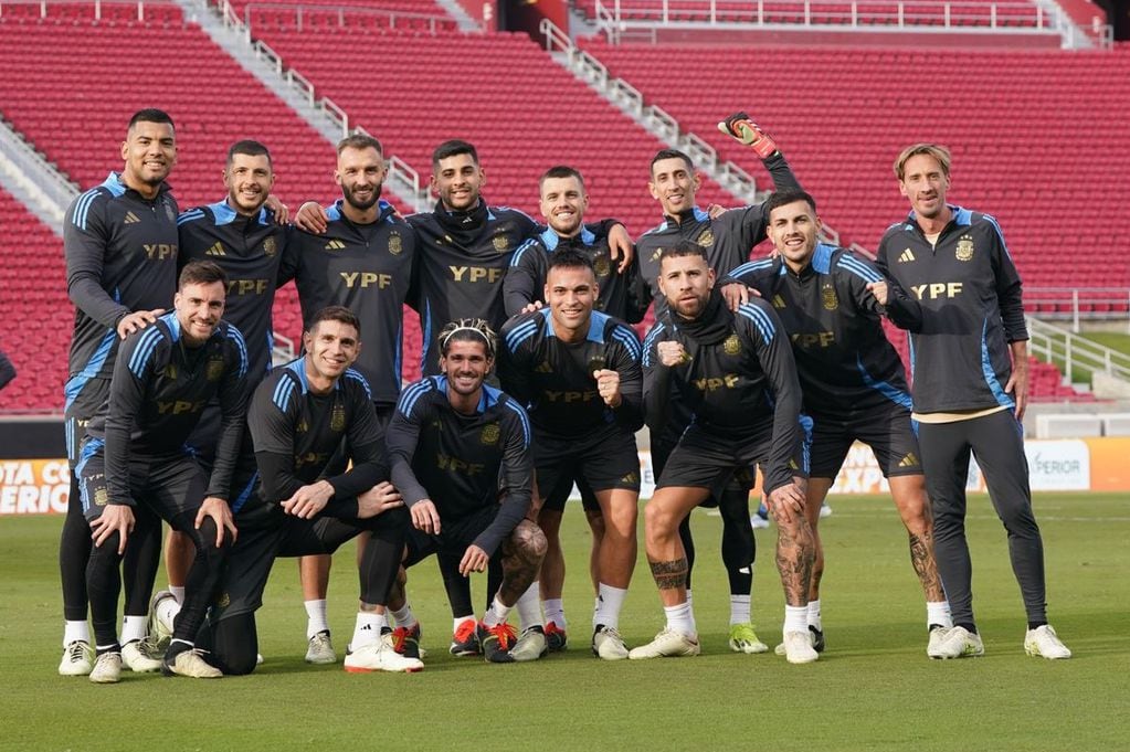 El plantel de la selección argentina en el entrenamiento previo al partido de este martes ante Costa Rica en Los Ángeles. (Prensa Argentina)