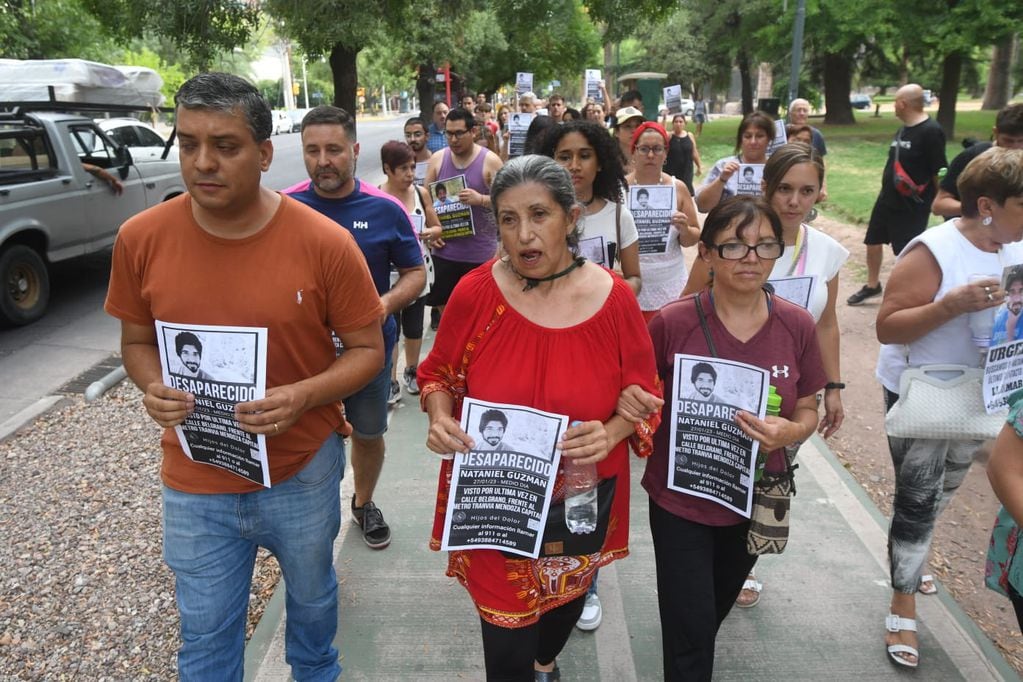 Familiares, amigos y miembros del Colegio de Abogados de Mendoza marcharon hasta le Polo Judicial para pedir por la aparición de Nataniel Guzmán.
