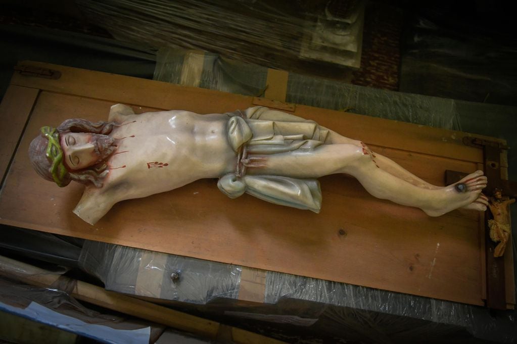Un Cristo sin brazos, parte de las reliquias que atesoran en el depósito.