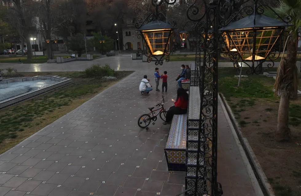 La plaza España es uno de los lugares de acceso a para que los jóvenes estudiantes puedan conectarse y accedan a la feria educativa 2020 virtual.