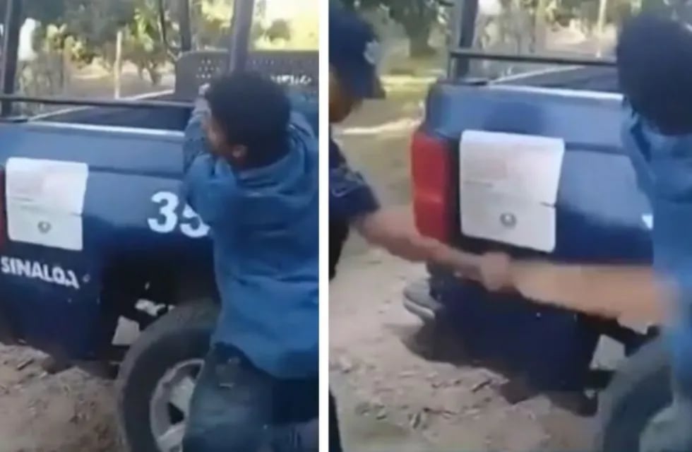La agresión por parte del uniformado se produjo con una tabla mientras la víctima estaba esposa sobre la patrulla. Gentileza: TV Azteca.