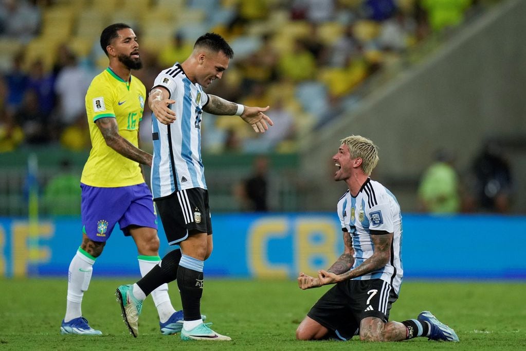 La felicidad de Rodrigo De Paul tras la victoria de Argentina. (AP).