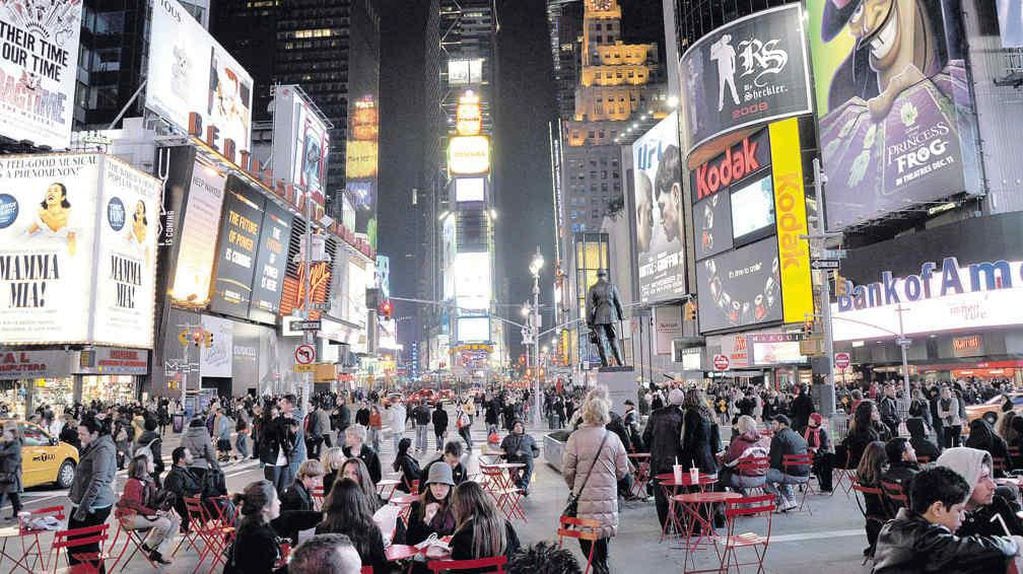 Times Square. Cada 31 de diciembre se junta más de un millón de personas para recibir el Año Nuevo. Desde la torre, desciende la esfera mientras se hace el conteo regresivo. Foto: Gentileza
