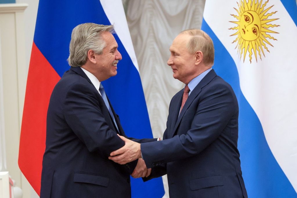 Otros tiempos: el presidente argentino Alberto Fernández con su par ruso Vladimir Putin en la última gira por Europa (AP)