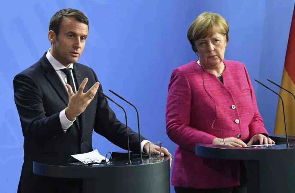 Emmanuel Macron y Angela Merkel hablan a la prensa.