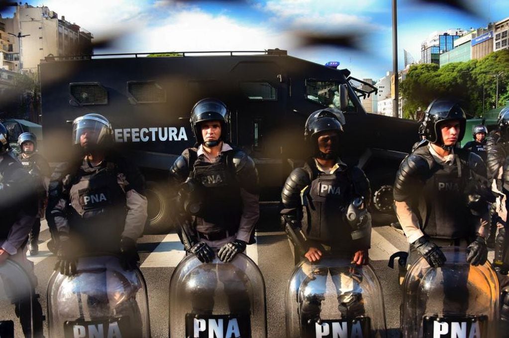 
Foto: AFP | La policía antidisturbios se mantiene en guardia durante una protesta contra la Cumbre de Líderes del G20 que se celebra en Buenos Aires.
   