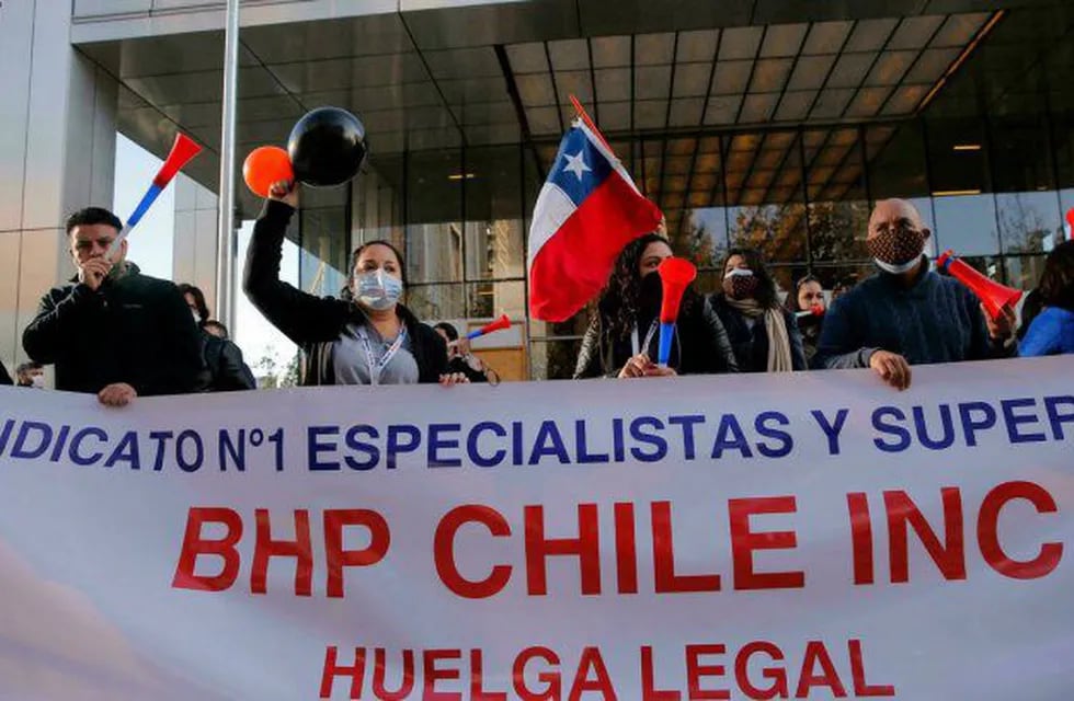 Los trabajadores de La Escondida, la mina de cobre de mayor producción de Chile y del mundo, aprobaron iniciar una huelga, al rechazar por un 99,5% la última oferta de la compañía, controlada por la multinacional BHP.