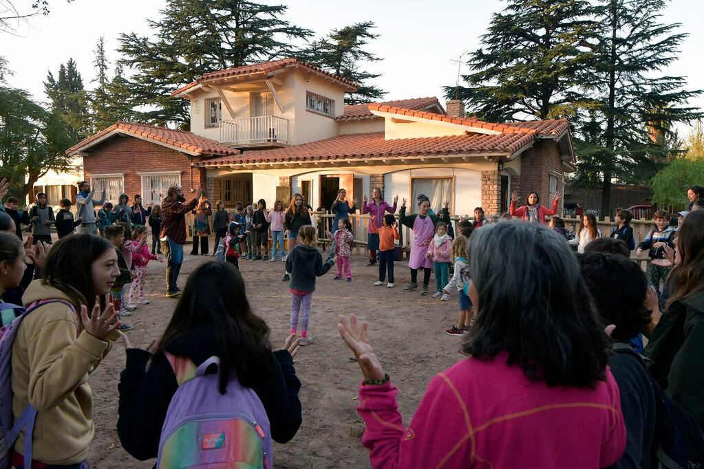 Adorando al sol. En el alba, toda la comunidad de la Escuela Aguaribay, agradece a la vida, antes de comenzar su jornada. Foto: Orlando Pelichotti