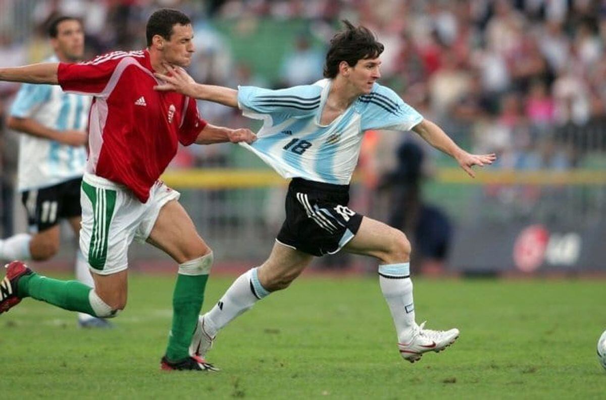 El 17 de agosto de 2005 en un amistoso frente a Hungría, Messi debutó con la camiseta de la Selección Argentina y en la primera acción recibió una tarjeta roja. / Gentileza.