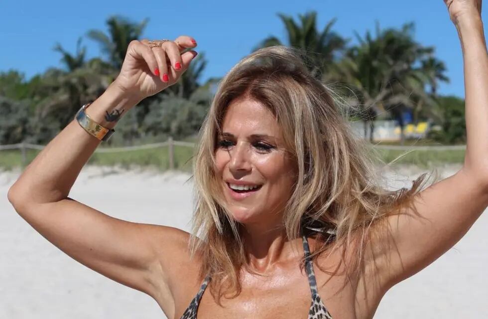 Con 56 años, Flavia Palmiero se robó todas las miradas con su escote  inigualable desde Miami