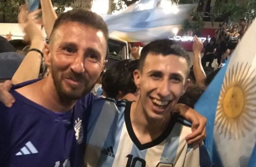 Se difundió una imagen en la que figuran dos hinchas parecidos a Lionel Messi y Ángel Di María. Foto: Web
