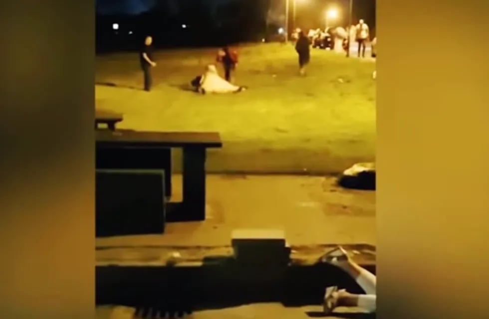 La novia terminó en el suelo peleando con uno de los invitados, mientras otros quedaron tendidos en el suelo.