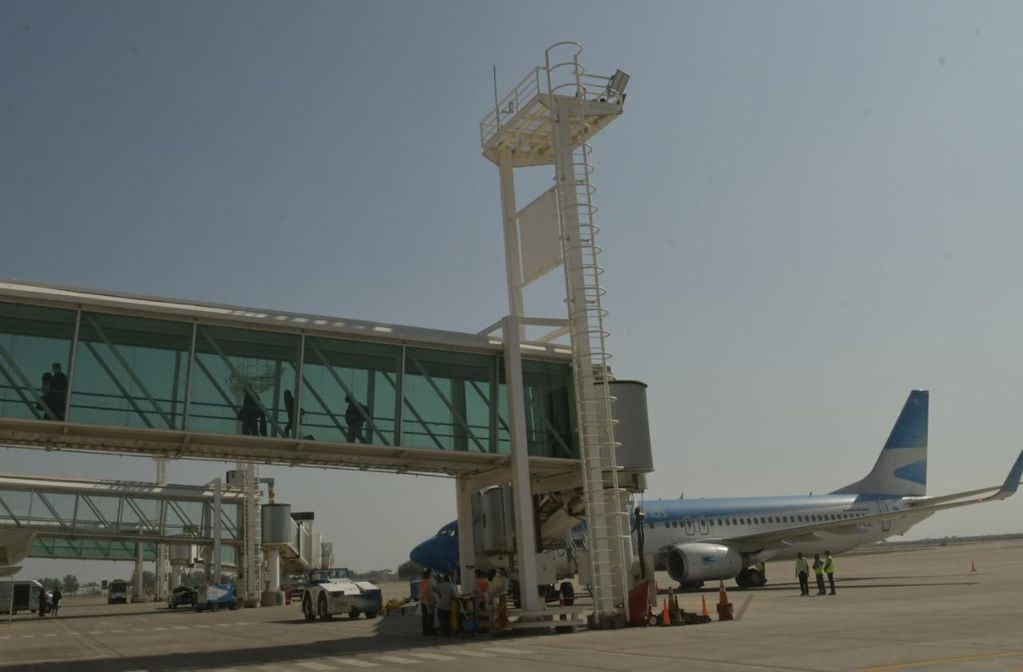 Aterrizaje del primer avión en Mendoza tras siete meses de cierre del aeropuerto El Plumerillo - Orlando Pelichotti / Los Andes