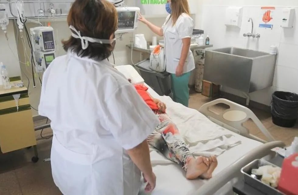 Personal de salud atiende a una persona con Covid-|19 en el Hospital Central de Mendoza