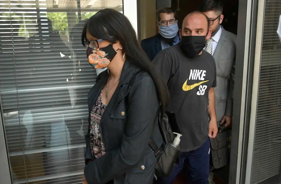 Los padres de Florencia conocieron detalles de caso, cuando se entrevistaron ayer con la fiscal Claudia Ríos. / Orlando Pelichotti.