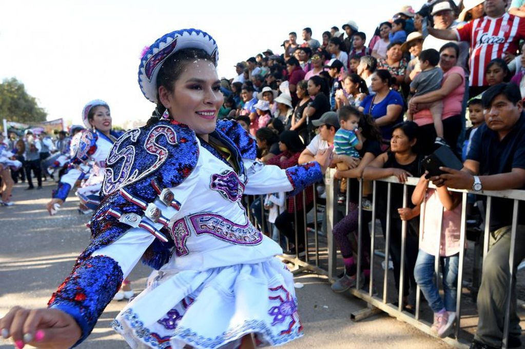 
    El Público alentó en todo momento a las bailarinas foto: Claudio Gutiérrez / Los Andes
   