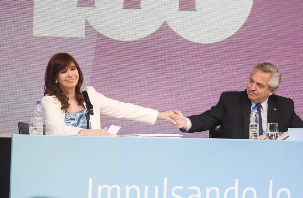 Alberto Fernández y Cristina Kirchner en el acto por los 100 años de YPF. Foto: Federico Lopez Claro