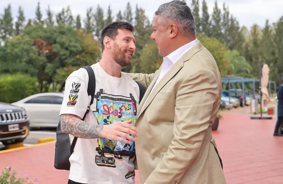 Cuanto cuesta la remera Louis Vuitton con la que llegó Leo Messi al país. Foto: Twitter.