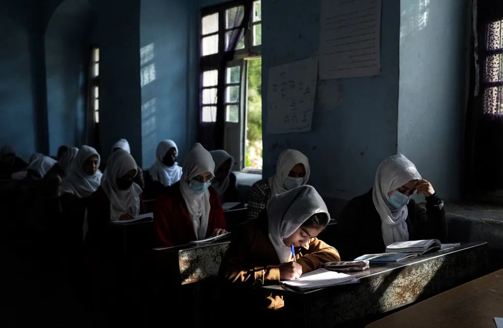 Niñas afganas en  la Escuela Secundaria Femenina Tajrobawai, en Herat. La escuela para niñas bajo los talibanes es irregular y en muchas provincias no se les permite asistir a la escuela después del sexto grado. (AP/Petros Giannakouris)