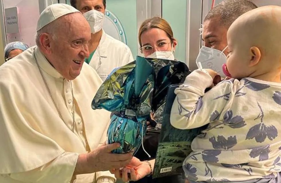 El Papa Francisco visitó a niños con cáncer y celebraría la misa del Domingo de Ramos. / Foto: EFE