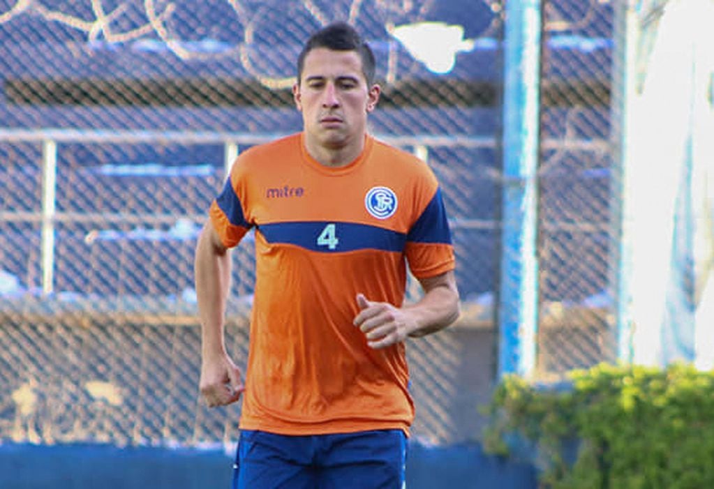 Luciano Sánchez, uno de los nuevos referentes del primer equipo Azul. Despliegue, sacrificio, marca y gol. / archivo 
